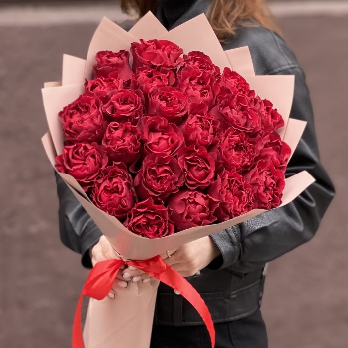 25 красных пионовидных роз Хартс